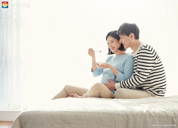임신한 부부가 행복해하는 모습 (출처:게티이미지뱅크)